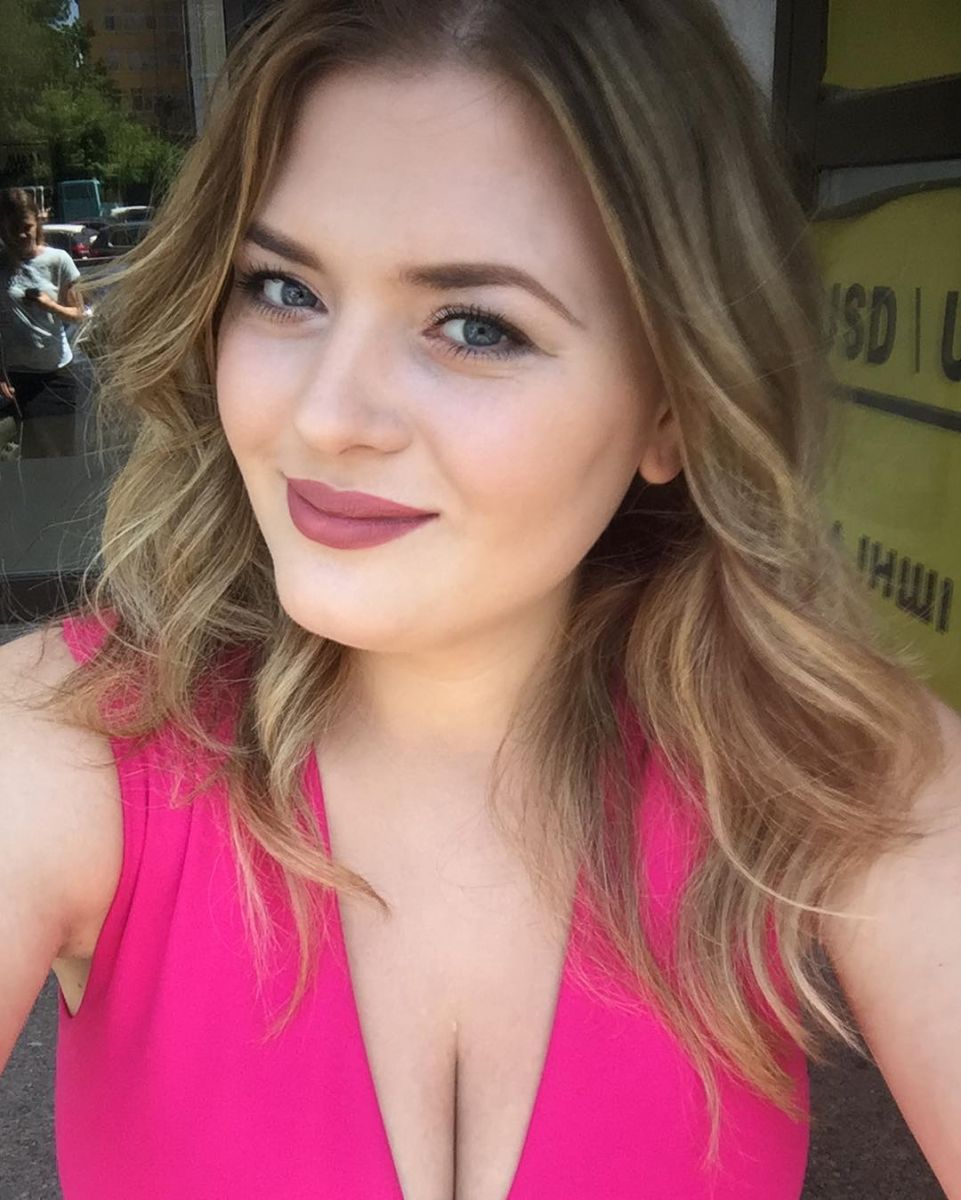 Известная модель plus-size поделилась секретами подбора одежды на пышные формы